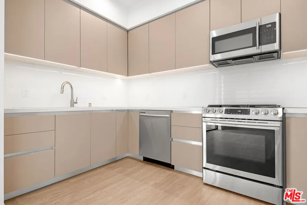 8555 Colgate Avenue #402 Los Angeles, CA 90048