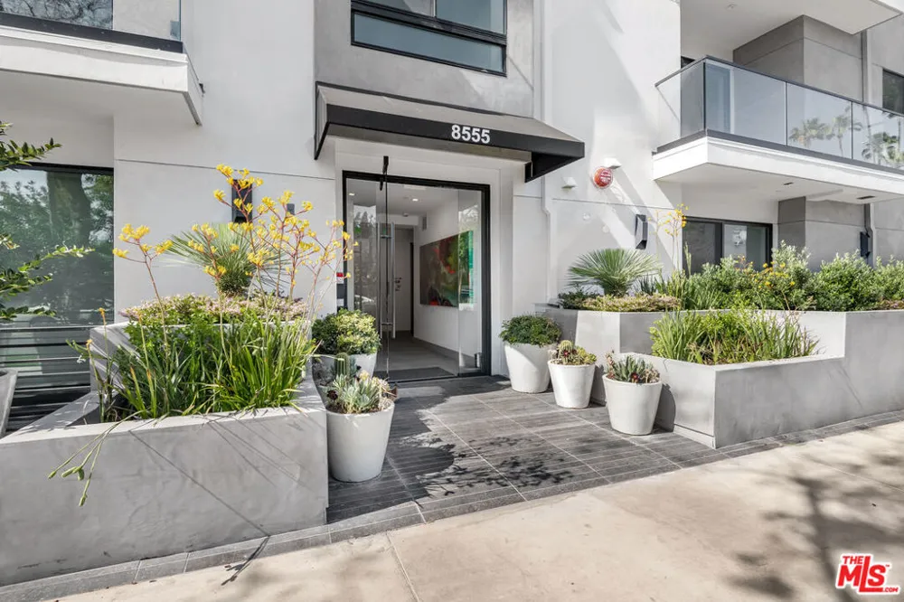 8555 Colgate Avenue #402 Los Angeles, CA 90048