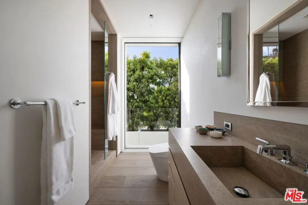 547 Palisades Beach Road Santa Monica, CA 90402