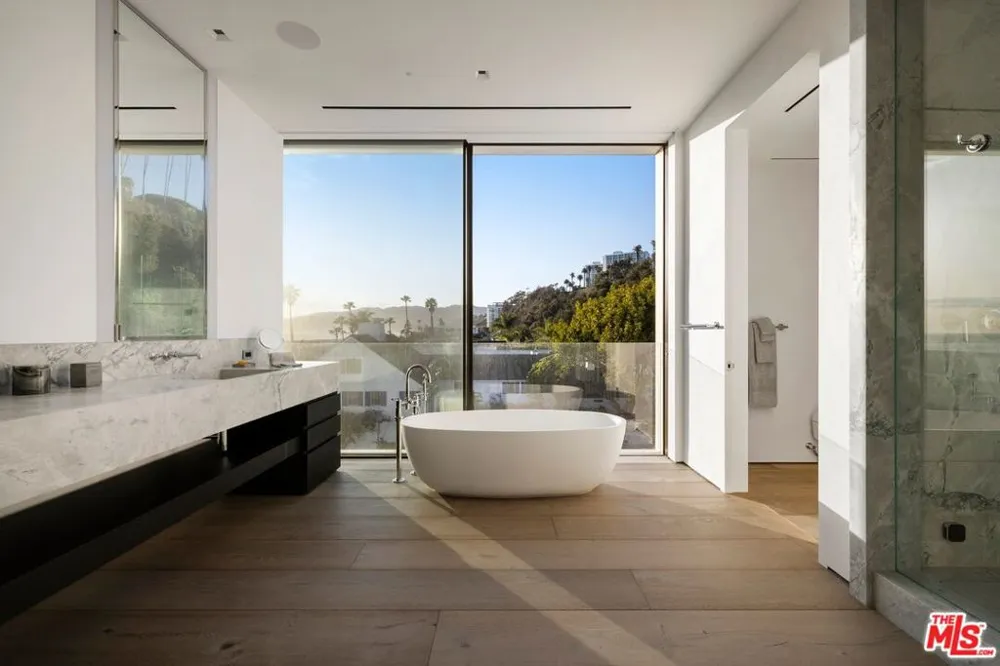 547 Palisades Beach Road Santa Monica, CA 90402