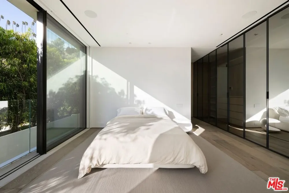 547 Palisades Beach Road Santa Monica, CA 90402