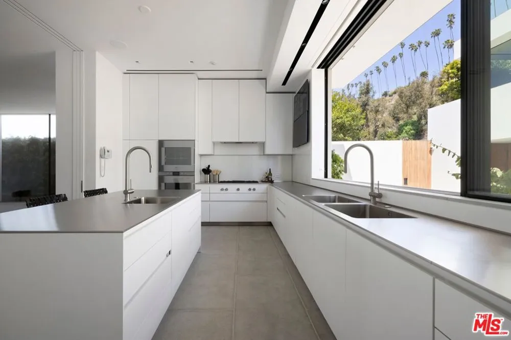 547 Palisades Beach Road Santa Monica, CA 90402