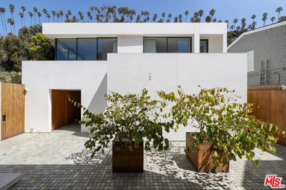 547 Palisades Beach Road Santa Monica, CA 90402