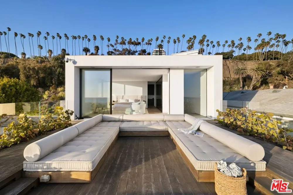 547 Palisades Beach Road Santa Monica, CA 90402