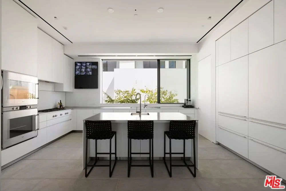 547 Palisades Beach Road Santa Monica, CA 90402