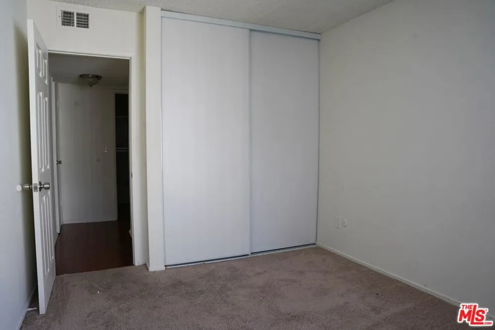 18444 Collins Street #4 Tarzana, CA 91356