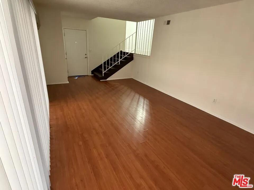 18444 Collins Street #4 Tarzana, CA 91356