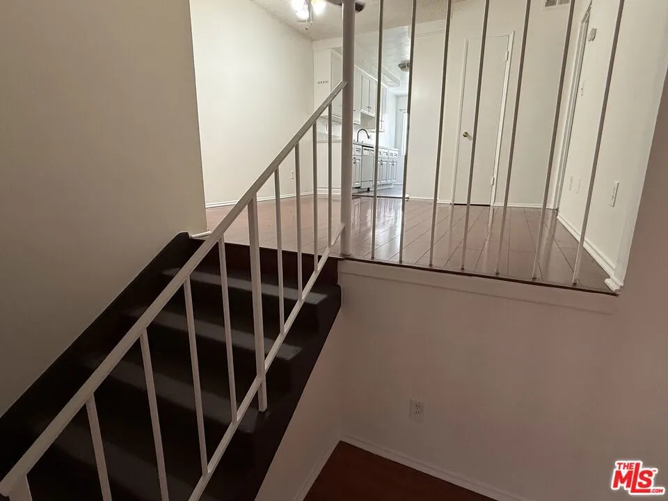 18444 Collins Street #4 Tarzana, CA 91356