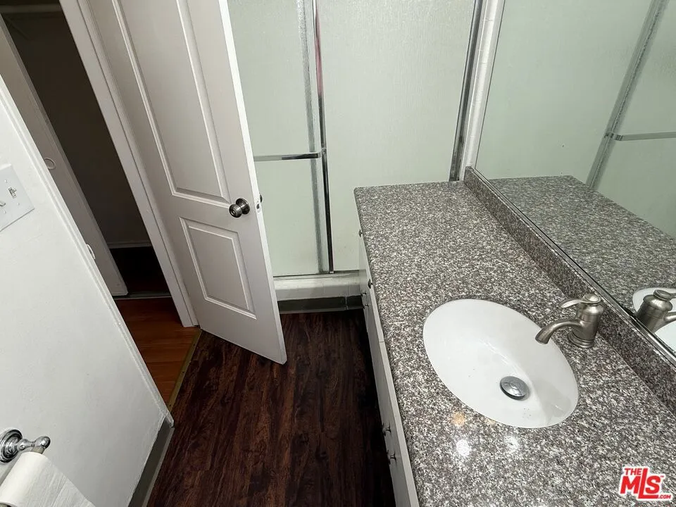 18444 Collins Street #4 Tarzana, CA 91356