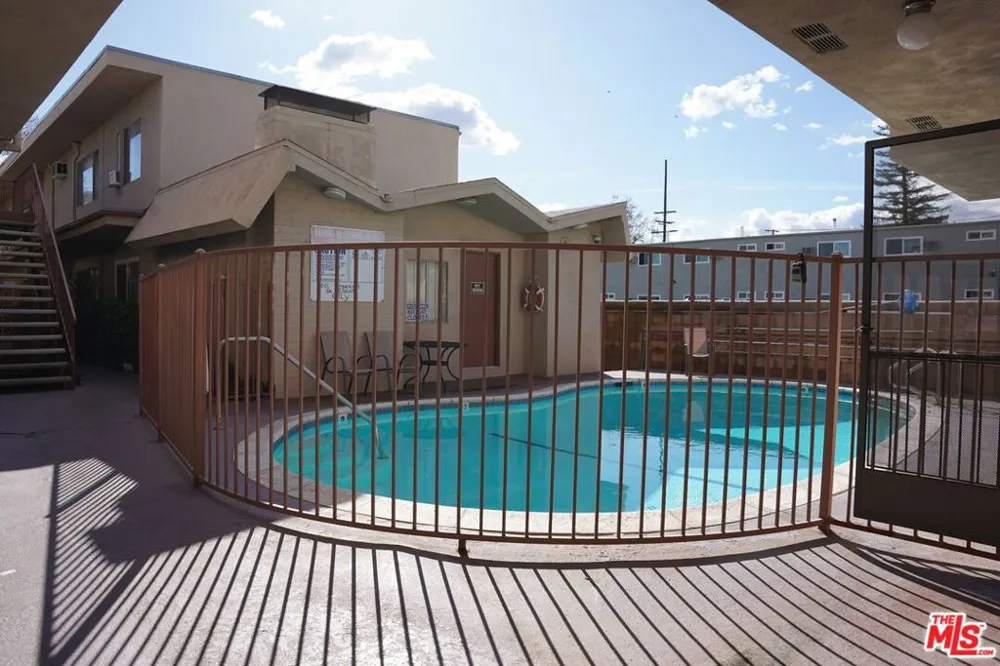18444 Collins Street #4 Tarzana, CA 91356
