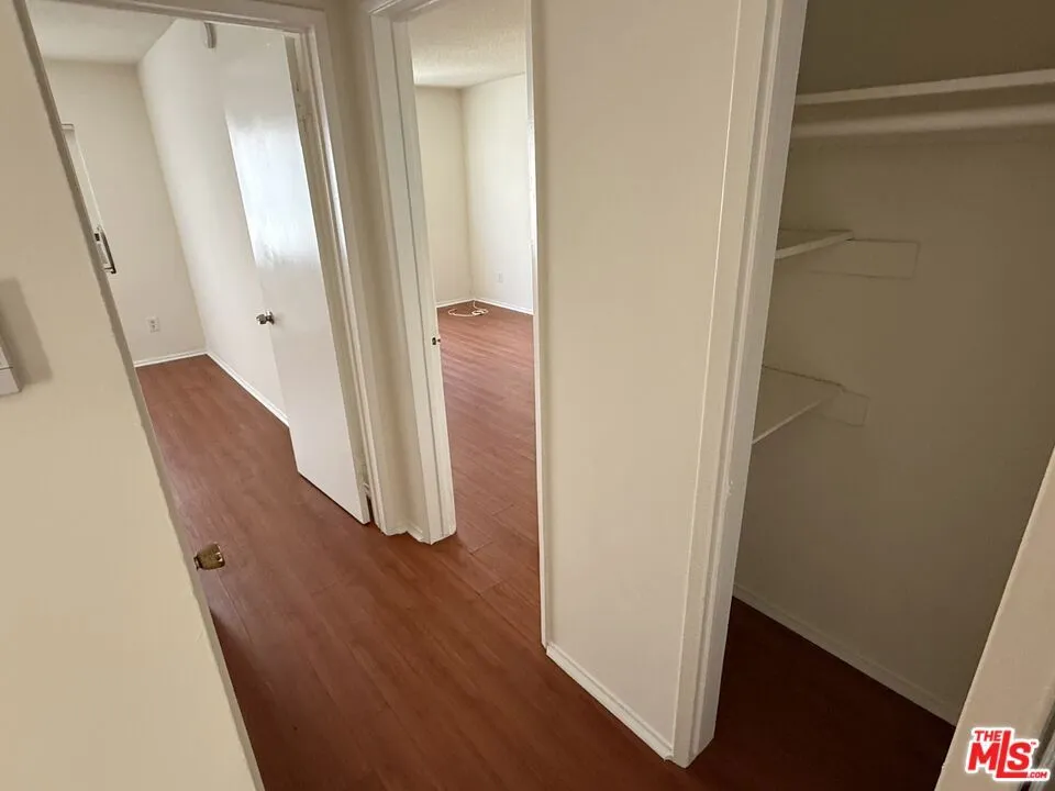 18444 Collins Street #4 Tarzana, CA 91356