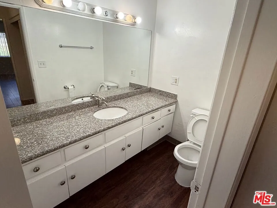 18444 Collins Street #4 Tarzana, CA 91356