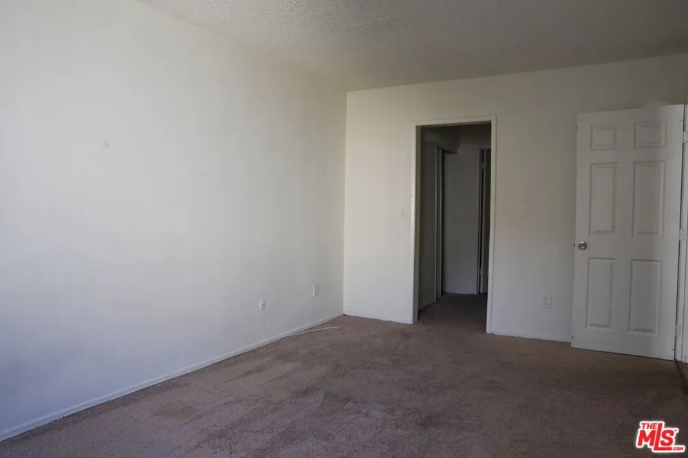 18444 Collins Street #4 Tarzana, CA 91356