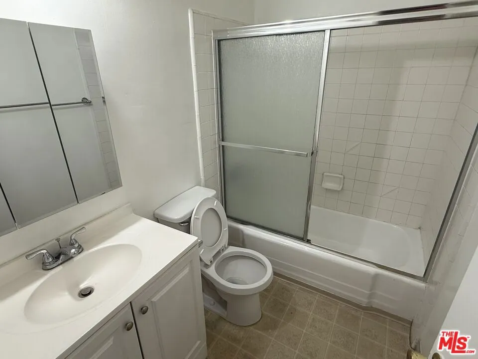 18444 Collins Street #4 Tarzana, CA 91356