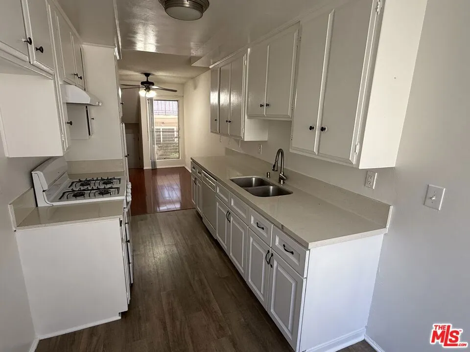 18444 Collins Street #4 Tarzana, CA 91356
