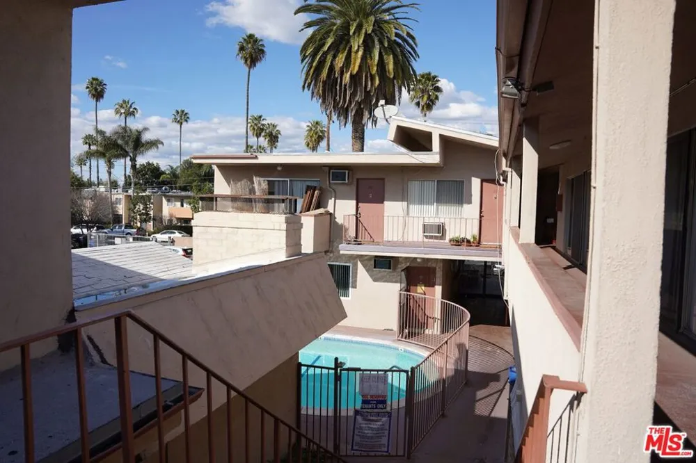 18444 Collins Street #4 Tarzana, CA 91356