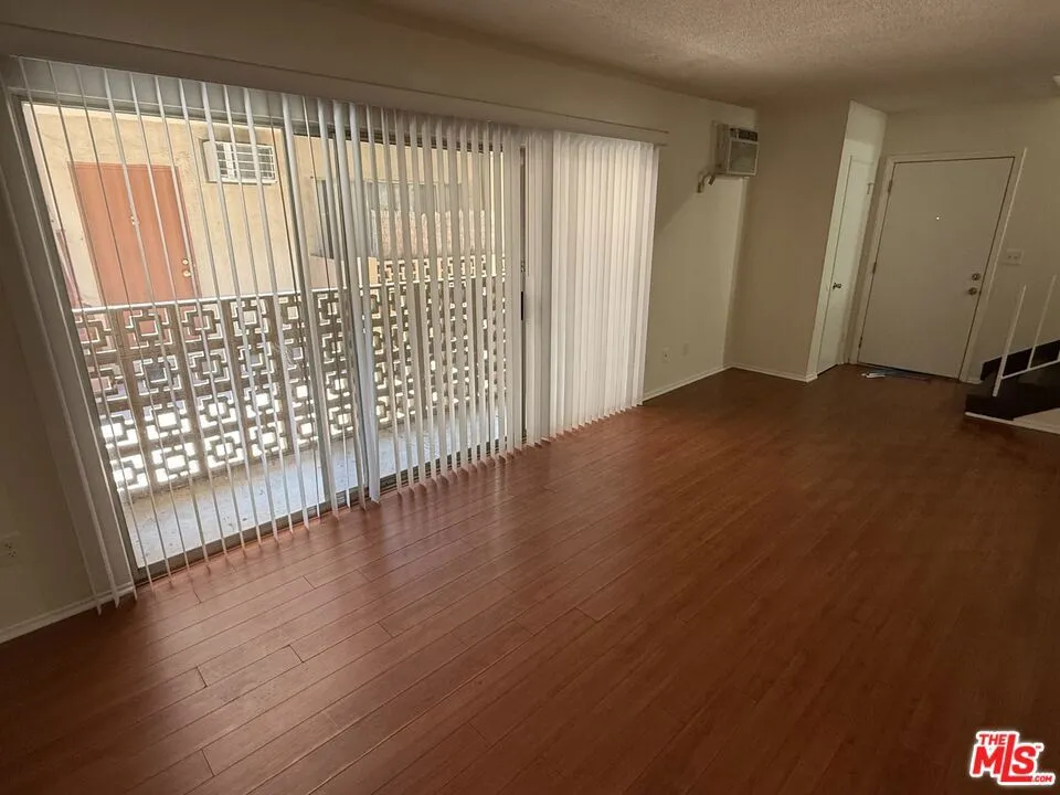 18444 Collins Street #4 Tarzana, CA 91356
