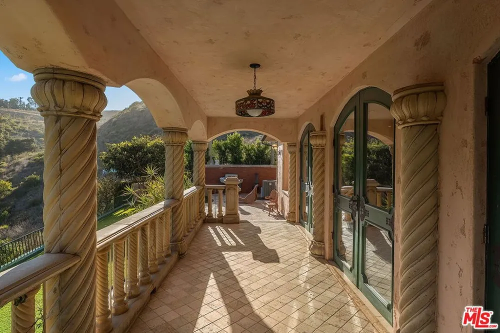 28305 Via Acero Street Malibu, CA 90265