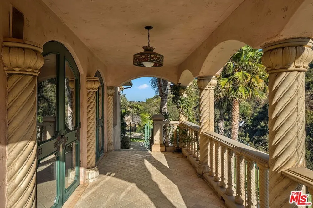 28305 Via Acero Street Malibu, CA 90265
