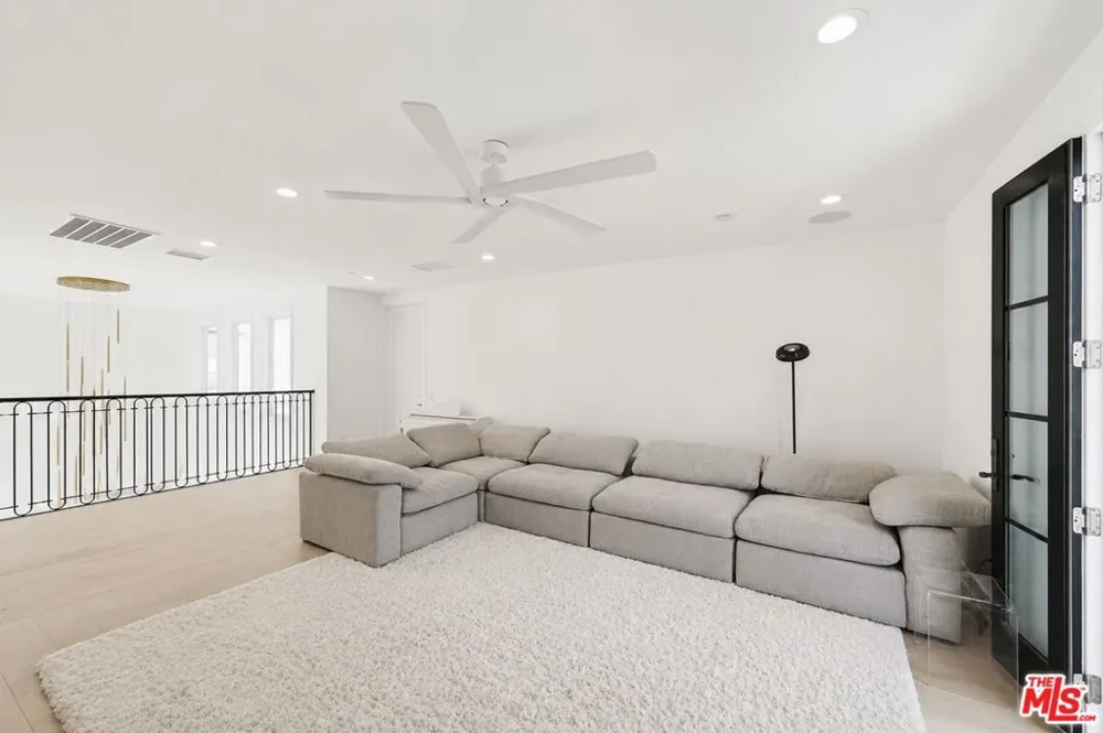 20448 W Liverpool Way Porter Ranch, CA 91326