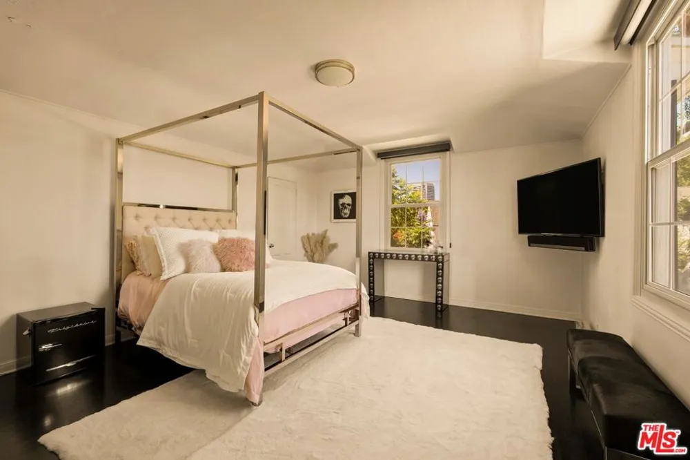 1409 Club View Drive Los Angeles, CA 90024