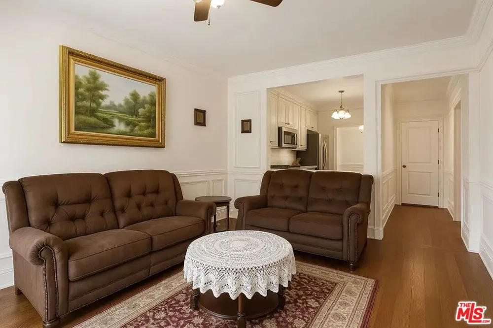 21620 Burbank Boulevard #9 Woodland Hills, CA 91367