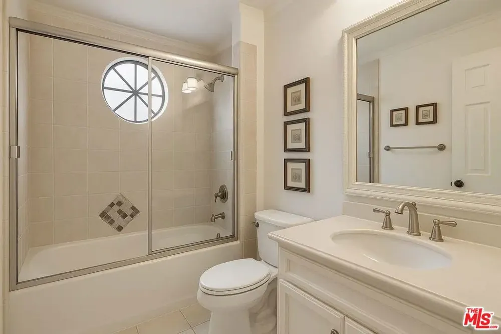 21620 Burbank Boulevard #9 Woodland Hills, CA 91367