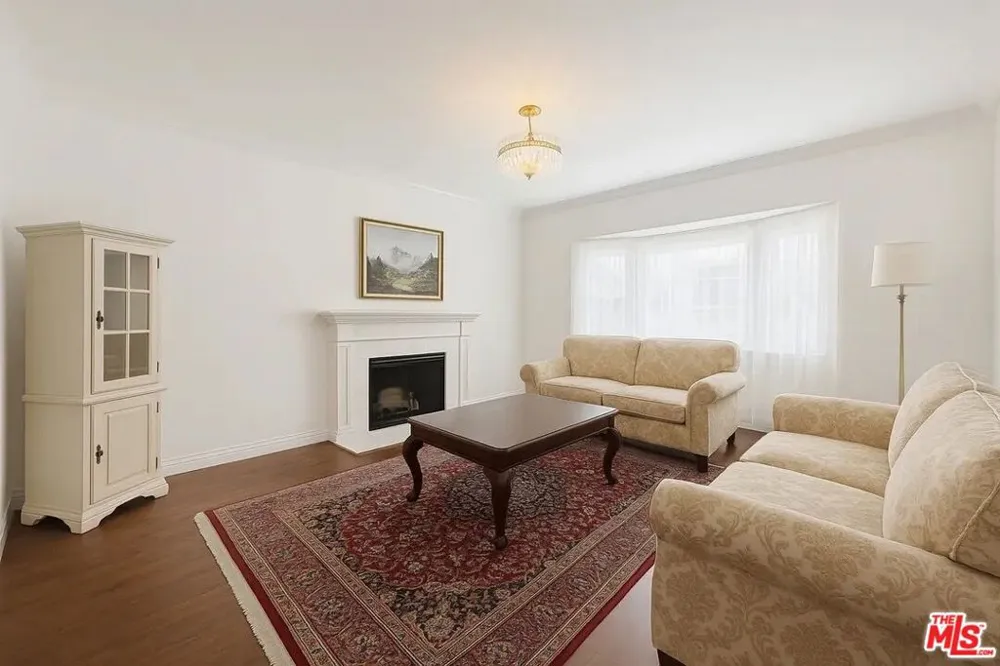 21620 Burbank Boulevard #9 Woodland Hills, CA 91367