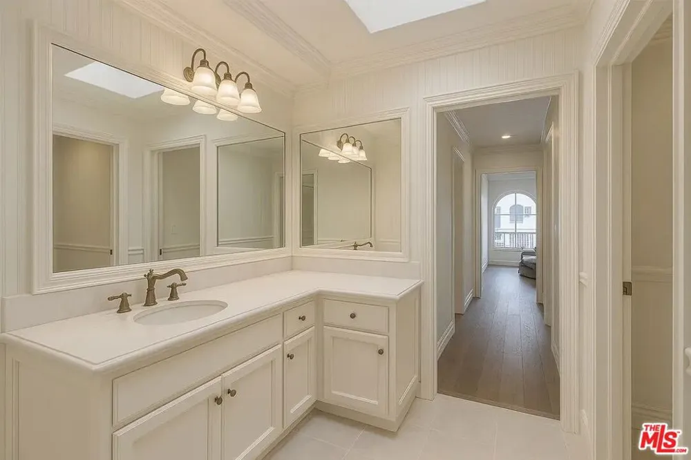 21620 Burbank Boulevard #9 Woodland Hills, CA 91367