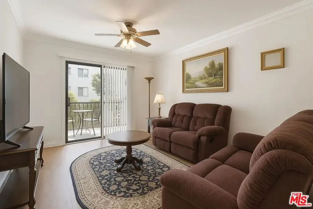 21620 Burbank Boulevard #9 Woodland Hills, CA 91367
