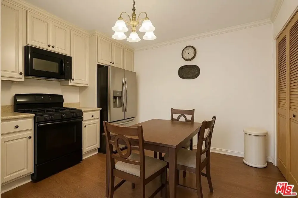 21620 Burbank Boulevard #9 Woodland Hills, CA 91367