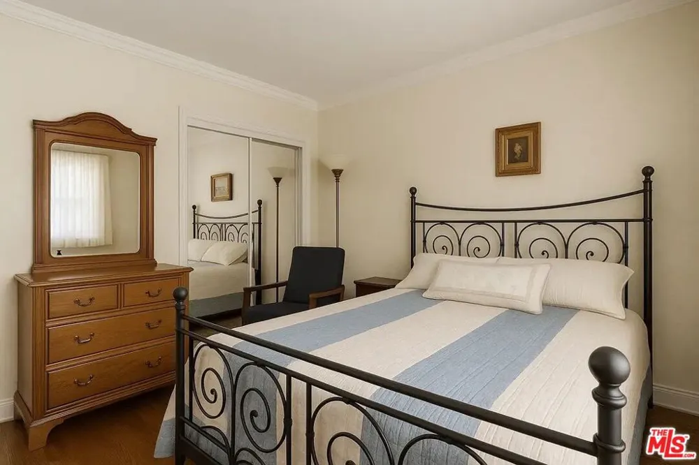 21620 Burbank Boulevard #9 Woodland Hills, CA 91367
