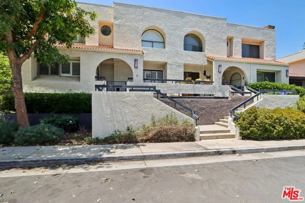 21620 Burbank Boulevard #9 Woodland Hills, CA 91367