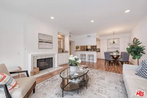 5139 Balboa Boulevard #203