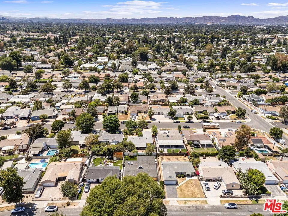 7935 Zelzah Avenue Reseda, CA 91335