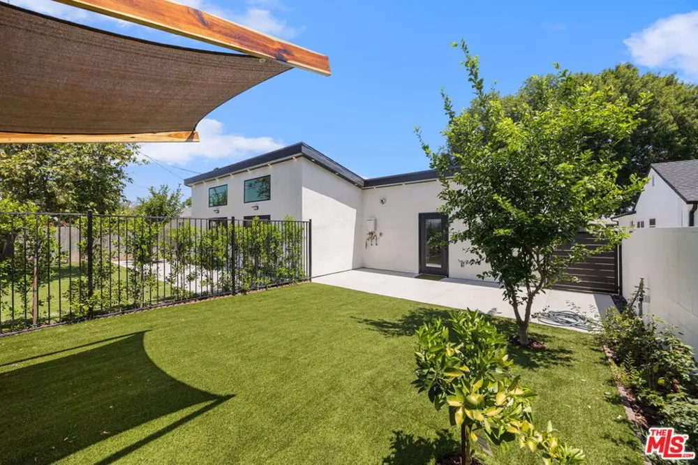 7935 Zelzah Avenue Reseda, CA 91335