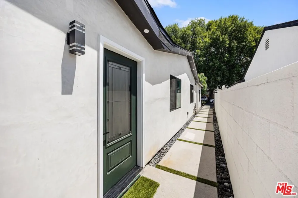 7935 Zelzah Avenue Reseda, CA 91335
