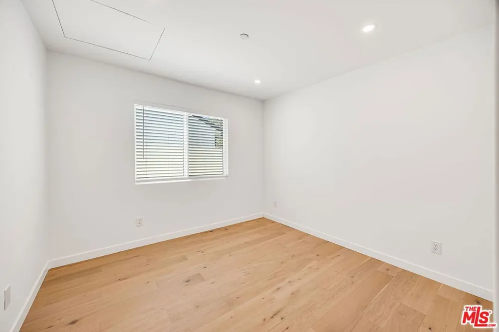 7935 Zelzah Avenue Reseda, CA 91335