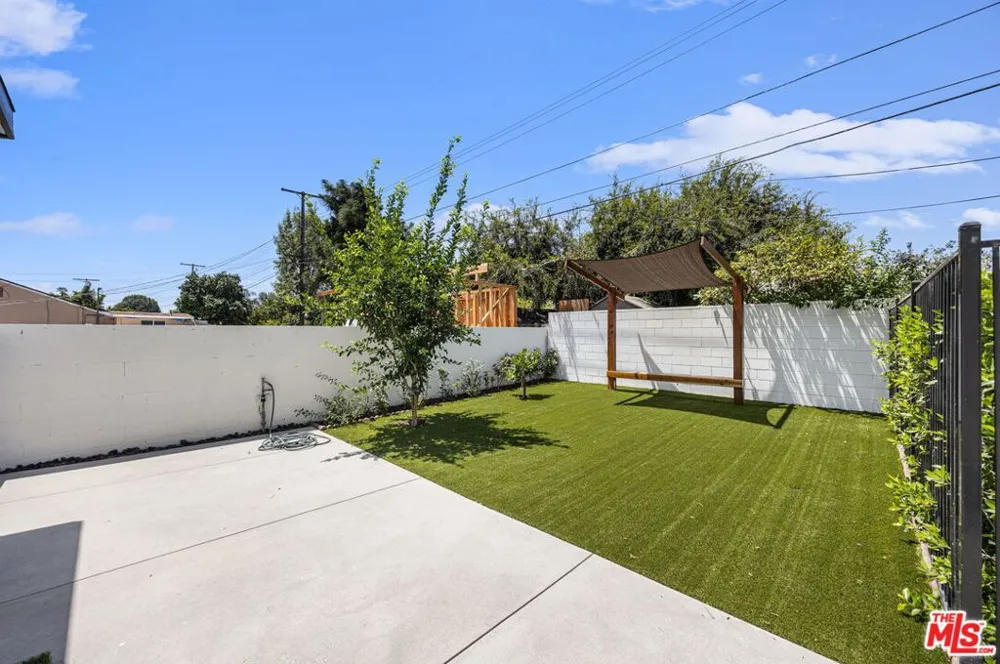 7935 Zelzah Avenue Reseda, CA 91335