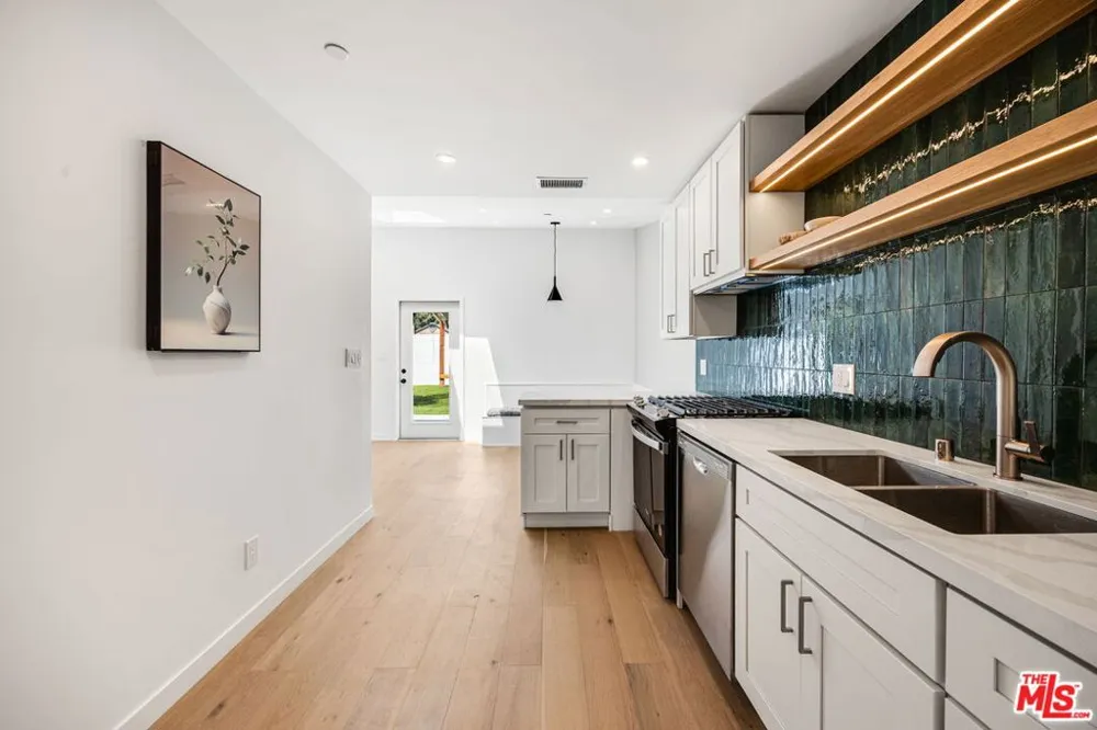 7935 Zelzah Avenue Reseda, CA 91335