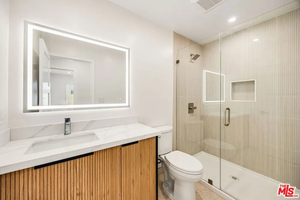 7935 Zelzah Avenue Reseda, CA 91335