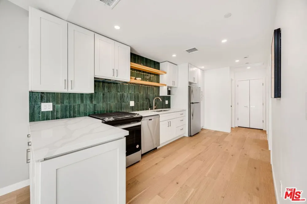 7935 Zelzah Avenue Reseda, CA 91335