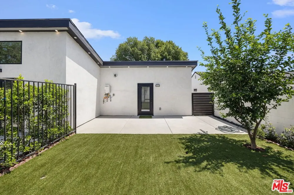7935 Zelzah Avenue Reseda, CA 91335