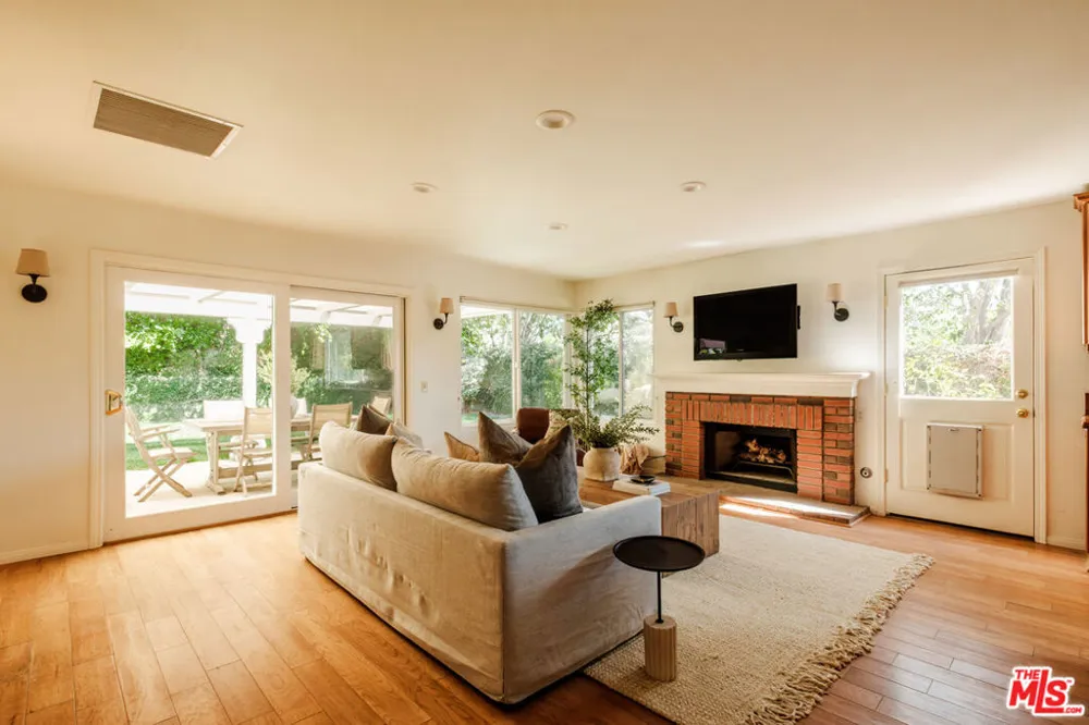 5744 Hempstead Drive Agoura Hills, CA 91301