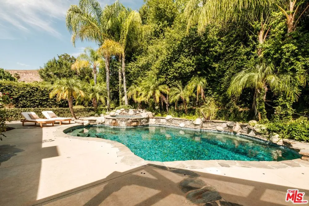 5744 Hempstead Drive Agoura Hills, CA 91301