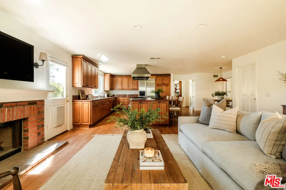 5744 Hempstead Drive Agoura Hills, CA 91301
