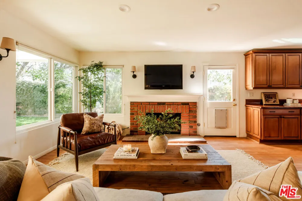 5744 Hempstead Drive Agoura Hills, CA 91301