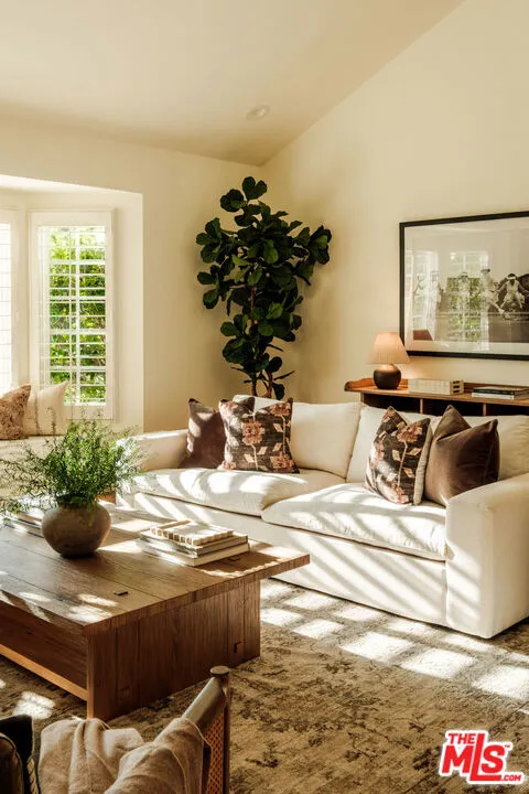 5744 Hempstead Drive Agoura Hills, CA 91301