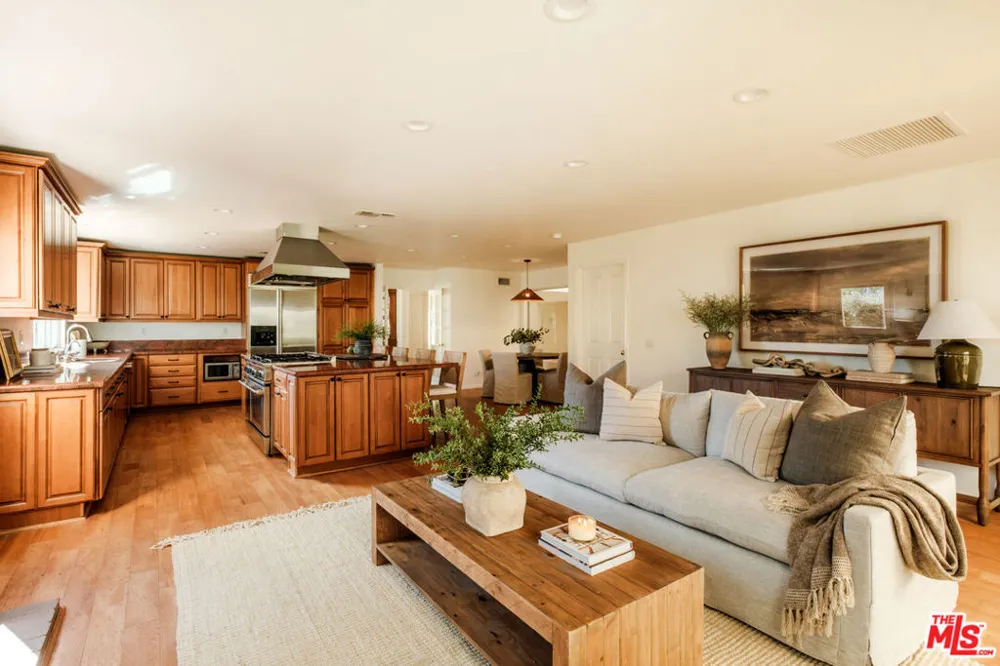 5744 Hempstead Drive Agoura Hills, CA 91301