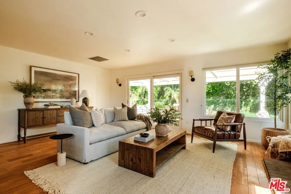 5744 Hempstead Drive Agoura Hills, CA 91301